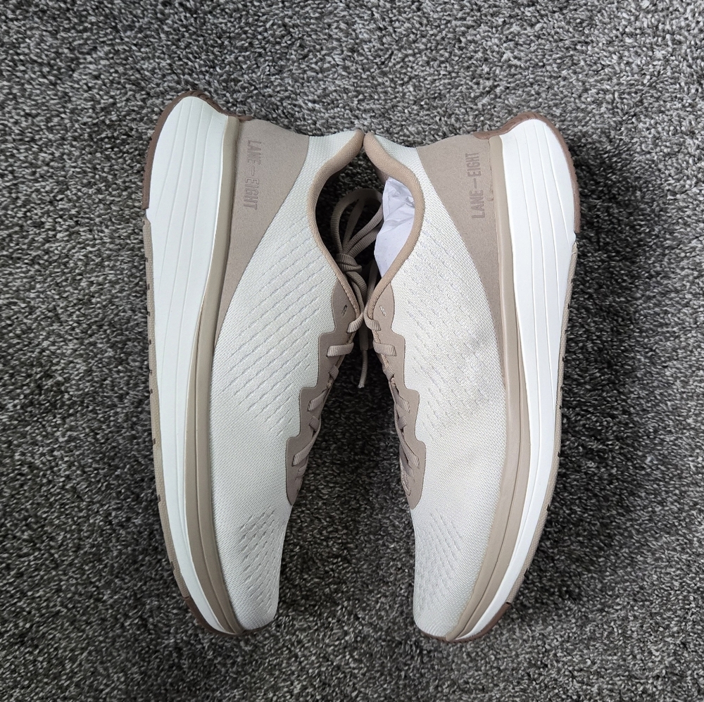 NWT Lane-Eight Women's Relay Trainer in Latte